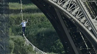 Hochseilartist balanciert vom Eiffelturm über die Seine | AFP