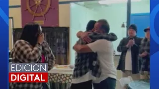 El emotivo momento en que unos hermanos son sorprendidos por su padrastro con papeles de adopción