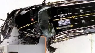 2014 Mercedes M class: CRASH TEST IIHS Small Overlap Crash Test