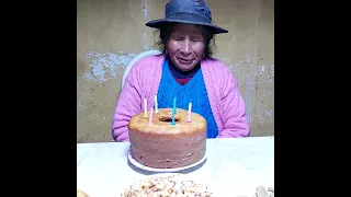 Madre anciana finge su muert3 para reunir a todos sus hijos