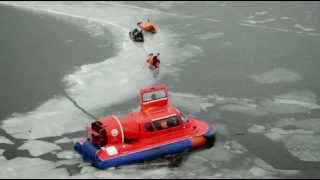 Рятувальники вберегли життя чоловіку, який провалився під лід,  катаючись на ковзанах під парусом