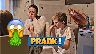 PRANK💥: UN CAFARD DANS SON ASSIETTE 🤮😨