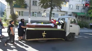 У Дубровиці попрощалися з військовим, який загинув на сході України