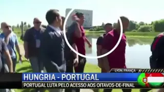 Cristiano Ronaldo lance le micro d'un journaliste pendant la promenade d'avant-match