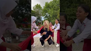 They surprised me😳🇮🇩 #cute #indonesia #prank #public #dance #isabellafro