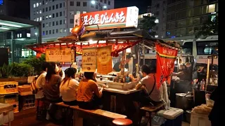 A Japanese food stall filled with female customers.Ramen, mentaiko, and fried rice are delicious.