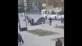 На Уралмаше пьяный водитель сбил несколько человек на тротуаре | E1.ru