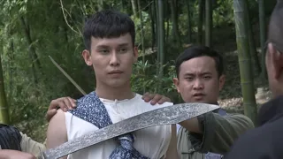 Movie! The bully holds a knife to the young man's neck, unaware that he is a martial arts expert.