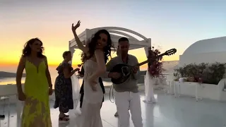 Wedding in santorini 2023/The Bride dances at her wedding with the sunset of Santorini!!