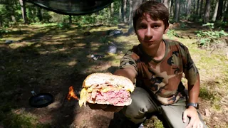 Burger z boczkiem z ogniska i kompot z jagód- gotowanie w terenie