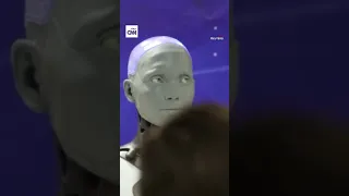 Mira la primera rueda de prensa entre robots y humanos