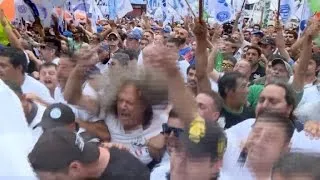 Protesta sindical masiva contra Macri anuncia huelga general