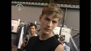 fashiontv | FTV.com - DRIES VAN NOTEN BACKSTAGE HOM PARIS PE 2009