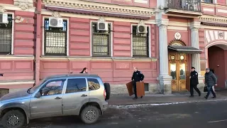Дипломаты вывозят вещи из генконсульства США в Петербурге