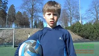 Probably the youngest rugby player in Finland.Ehkä minä olen Suomen nuorin rugby-pelaja.