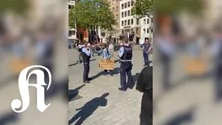 Kölner Polizisten geraten mit Corona-Leugner aneinander - Vorfall auf dem Heumarkt (April 2020)