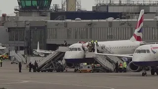 LONDON: Aktivist von Extinction Rebellion klettert auf Flugzeugdach