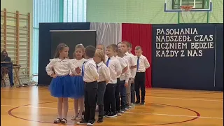 Polonez w wykonaniu uczniów klasy pierwszej Szkoły Podstawowej w Brzeźcach w gminie Pszczyna