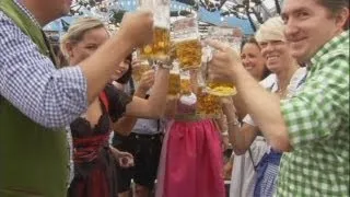 Germans raise a glass to Oktoberfest in Munich