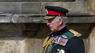 En procesión solemne, el féretro de la reina Isabel recorre Edimburgo - Material sin editar