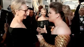 Kelly Clarkson Almost Falls Trying To Meet Meryl Streep At The 2018 Golden Globes!