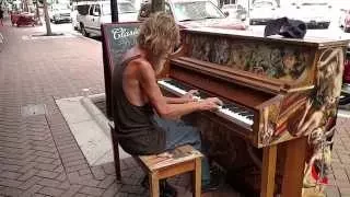 Indigente toca el piano magistralmente y asombra con su destreza