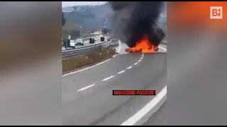 A oltre 300 chilometri orari sull'autostrada A16, illesi dopo lo schianto