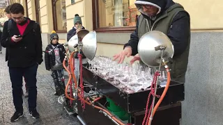 Уличный музыкант играет на бокалах. Прага. Street artist play on glasses in Prague.