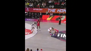 Ο Thomas Walkup ασίστ στην πτώση μουσταφά - Thomas Walkup Assist to Moustapha Fall Dunk - Euroleague