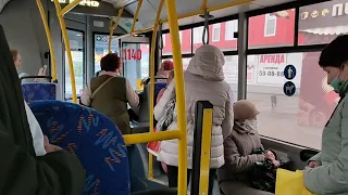 Пассажир в троллейбусе не хочет платить за проезд.