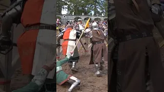 ⚠️KNIGHT LOSES HELMET IN AXE FIGHT⚠️ #knights #armoredcombat #buhurt