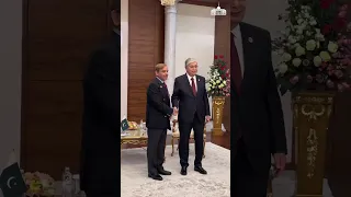 К.Токаев на полях саммита СВМДА провел переговоры с Премьер-министром Пакистана Шахбазом Шарифом