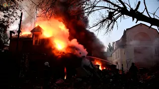 Пожежа житлового будинку м. Миколаєва внаслідок влучання ворожого снаряду