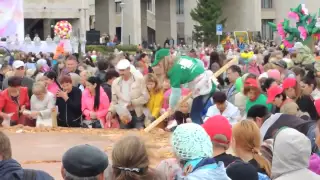 В Набережных Челнах (Россия) накормили людей пирогом с лопаты - 29.08.2015