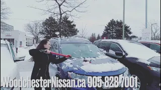 How to quickly and smartly clean the snow off your car