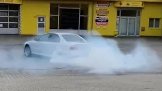 BMW E39 540i Automatic Burnout and Donuts