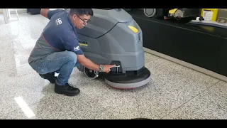 como retirar e colocar o suporte do disco e escova da máquina de lavar piso BD 50/50 KARCHER.