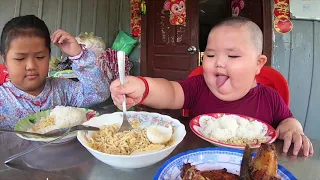 Eat rice with noodles