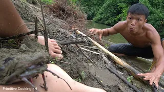 Primitive Life - Solo Bushcraft Finding Fish In Mud Cracks Hole - Unique Catch Fish