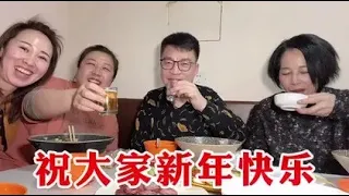 娘俩连夜坐火车，去大连和亲人团聚，一家人在一起，吃啥都高兴