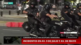 Agresiones y corridas en Av. 9 de julio y Av. de Mayo entre los manifestantes y la Policía