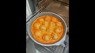 Тефтели в духовке с подливой / вкусные котлеты / ёжики / соус подойдёт к любому гарниру рецепты фарш