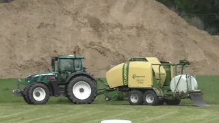 Silieren erster Schnitt silage Pressen  Mit Fendt Vario 720 KRONE Comprima – Starke Pressen für prof