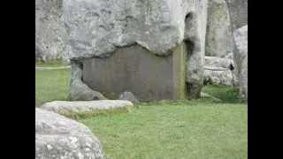 Один из камней Стоунхенджа раскололся,то что под ним увидели превзошло все ожидания.Стоунхендж