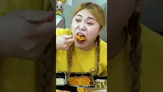 하이유의 떡참 떡볶이 치킨 부수기ㅋㅋ Tteokbokki & Fried Giant Squid & Chicken MUKBANG #shorts | HIU 하이유