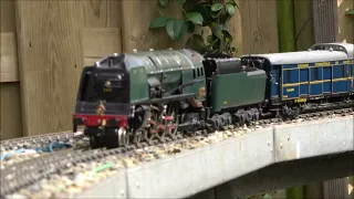 The CIWL NORD Express through Belgium with a Type 1 Pacific in 0 Gauge in the Garden