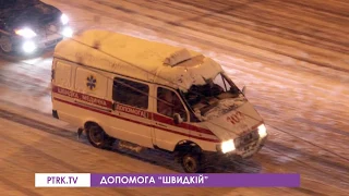 У Павлограді із снігового полону визволяли карету “швидкої”