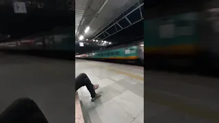 Raat 2.30 baje Vapi station ko skip karti huvi Ernakulam express