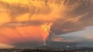 Explosión volcán Calbuco / Calbuco volcano explodes! / 该卡尔布科火山爆炸! / Извержение