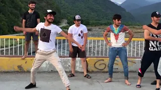Парни классно танцуют на Кавказе.